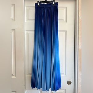 Pleated long blue skirt